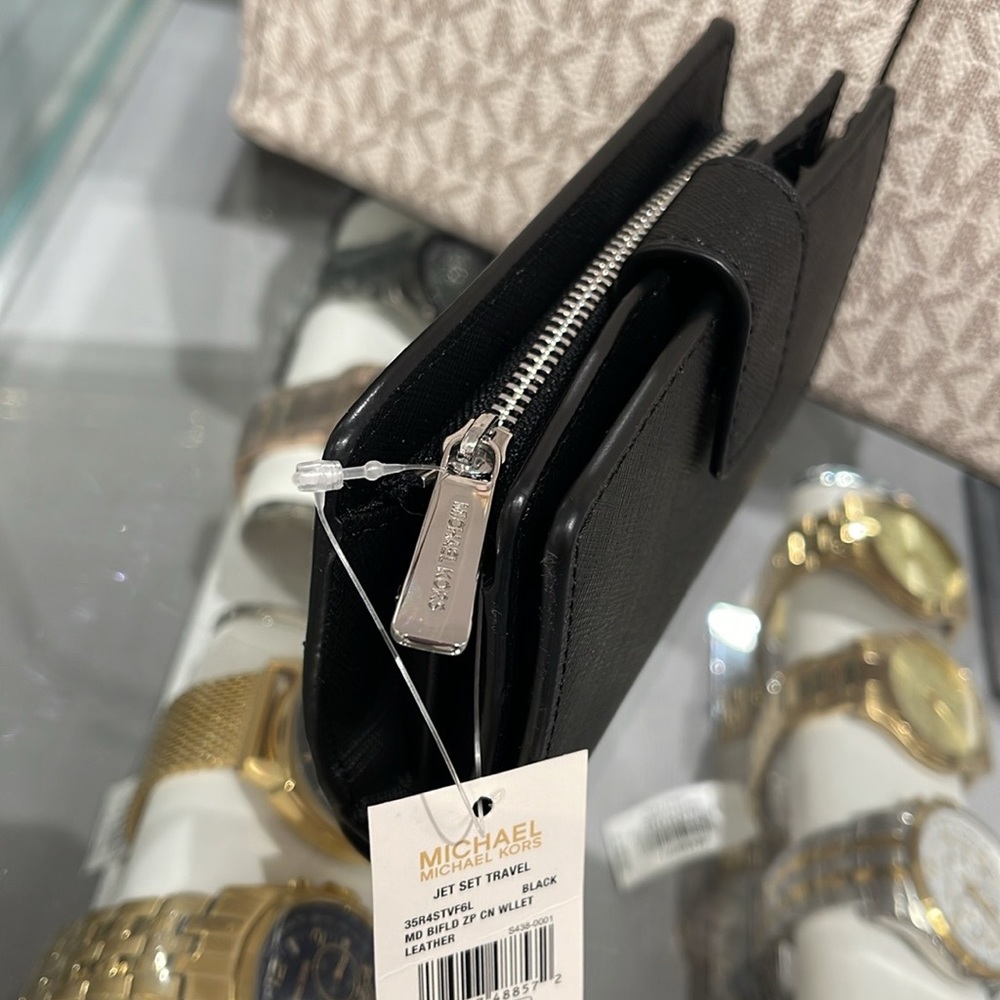 MICHAEL KORS
Medium Crossgrain Leather Wallet
Black 
NWT - Picture 11 of 16